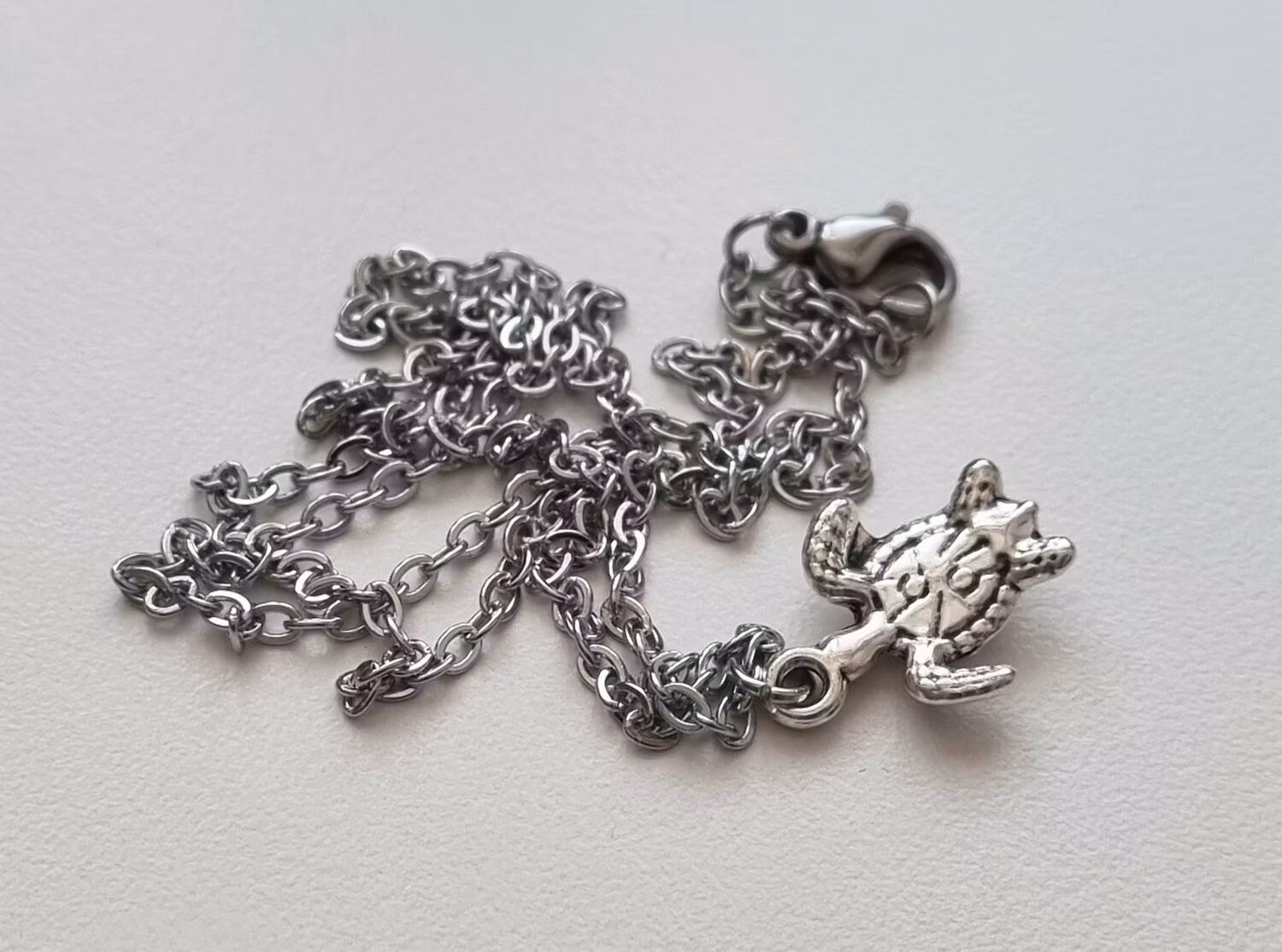 Halsband (45 cm) i rostfritt stål med söt berlock - Sköldpadda