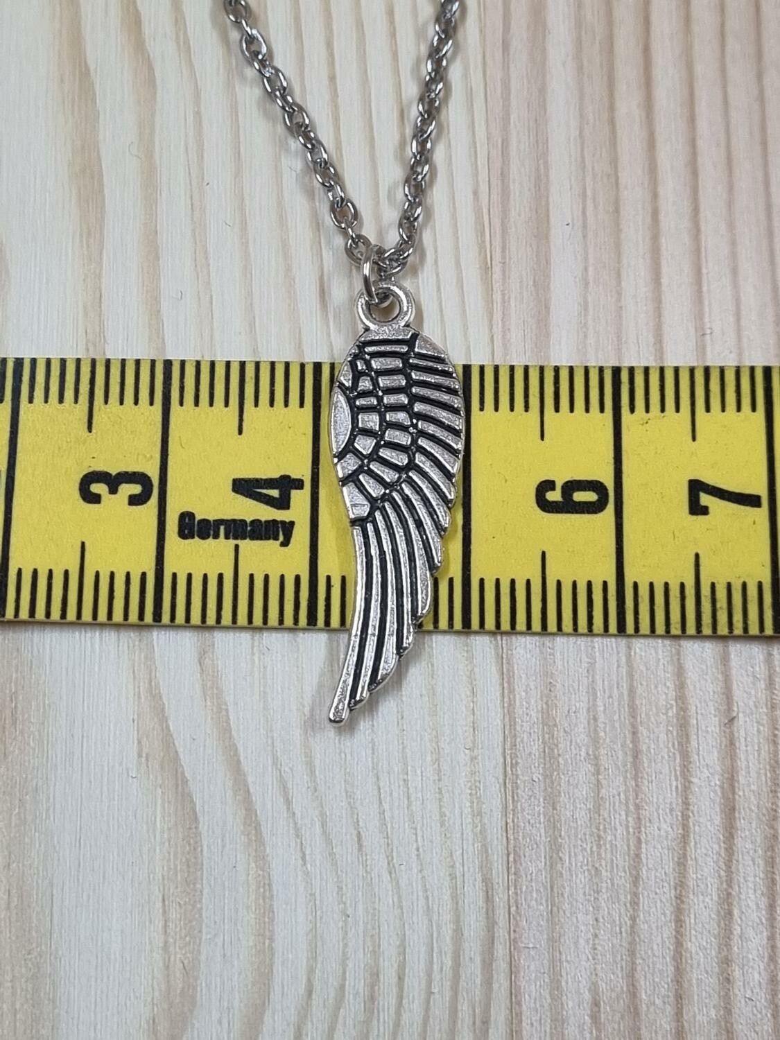 Halsband (50 cm) i rostfritt stål med söt berlock - Vinge