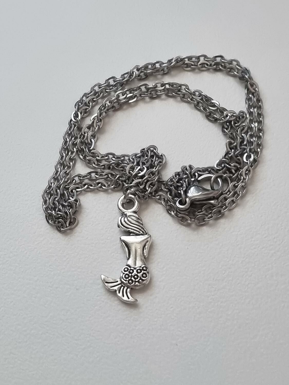 Halsband (55 cm) i rostfritt stål med söt berlock - Sjöjungfru