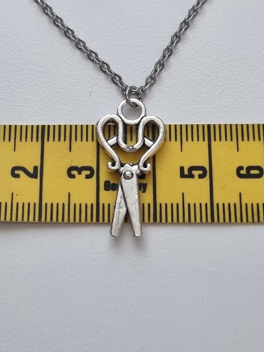 Halsband (55 cm) i rostfritt stål med söt berlock - Sax