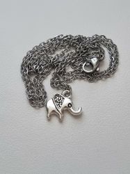 Halsband (55 cm) i rostfritt stål med söt berlock - Elefant