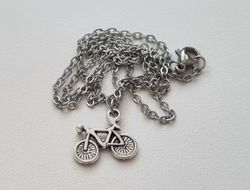 Halsband (45 cm) i rostfritt stål med söt berlock - Cykel