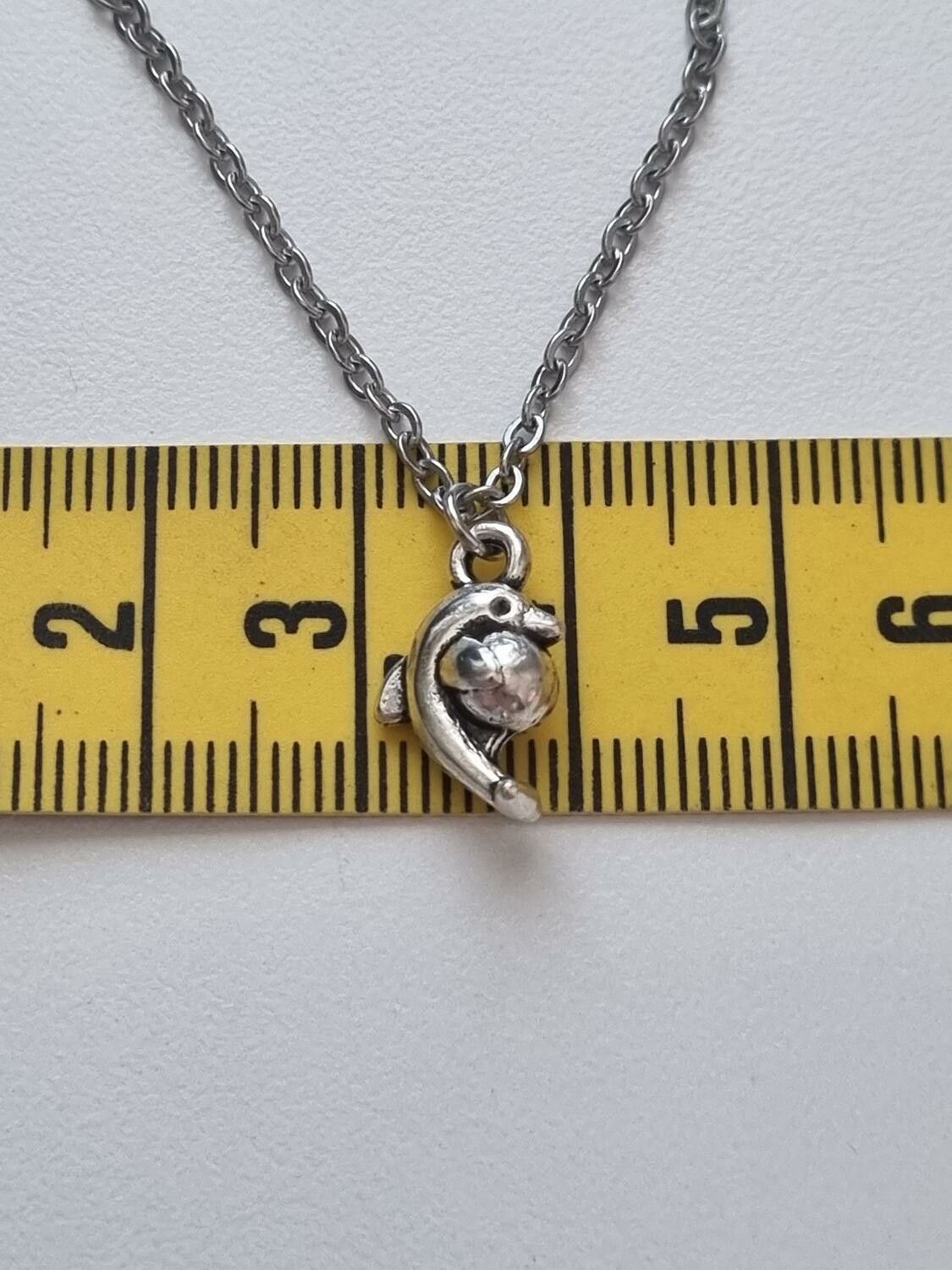 Halsband (55 cm) i rostfritt stål med söt berlock - Delfin