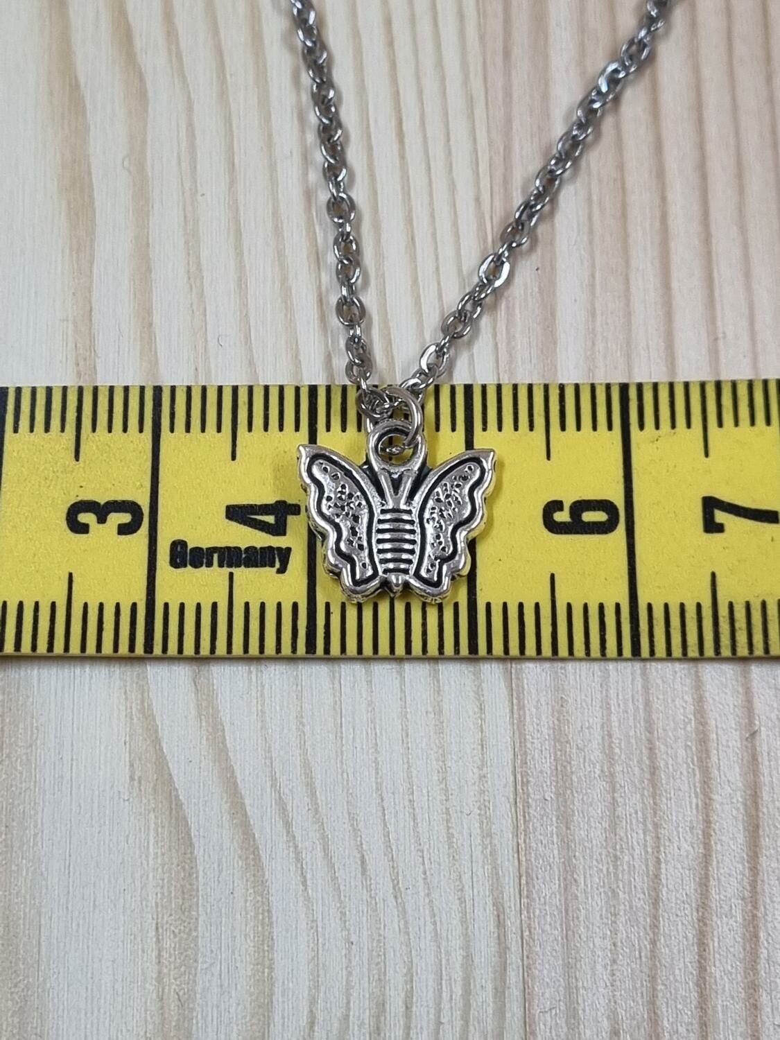 Halsband (60 cm) i rostfritt stål med söt berlock - Fjäril