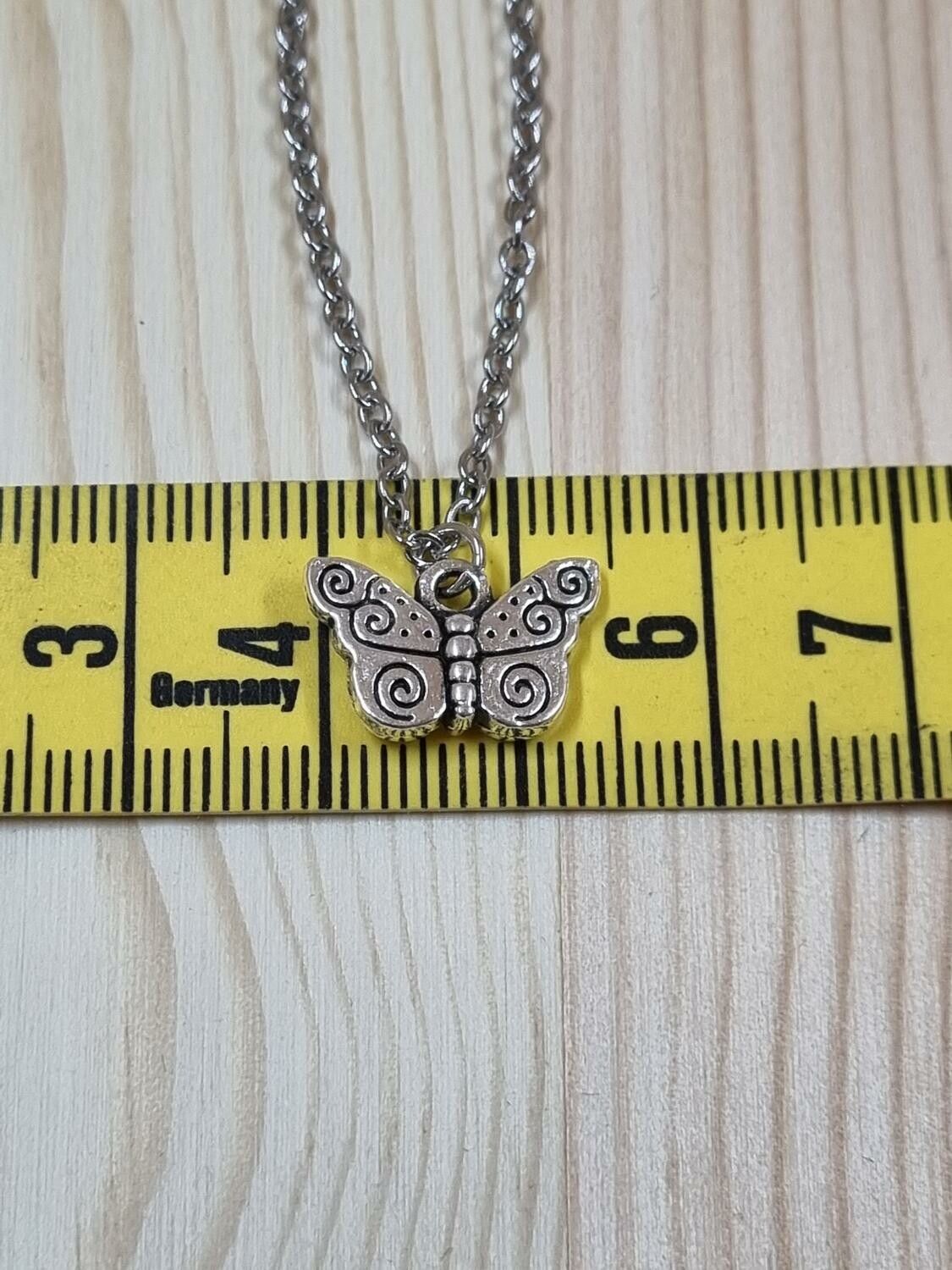 Halsband (50 cm) i rostfritt stål med söt berlock - Fjäril, fjärilsberlock