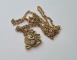 Halsband med en guldfärgad uggla (50 cm lång kedja)