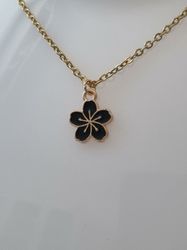 Halsband med svart blomma (50 cm lång kedja i rostfritt stål)