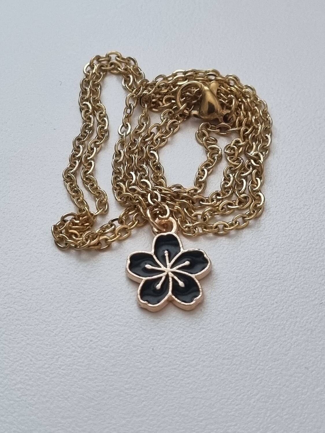 Halsband med svart blomma (50 cm lång kedja i rostfritt stål)