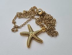Halsband med en guldfärgad sjöstjärna (50 cm lång kedja)