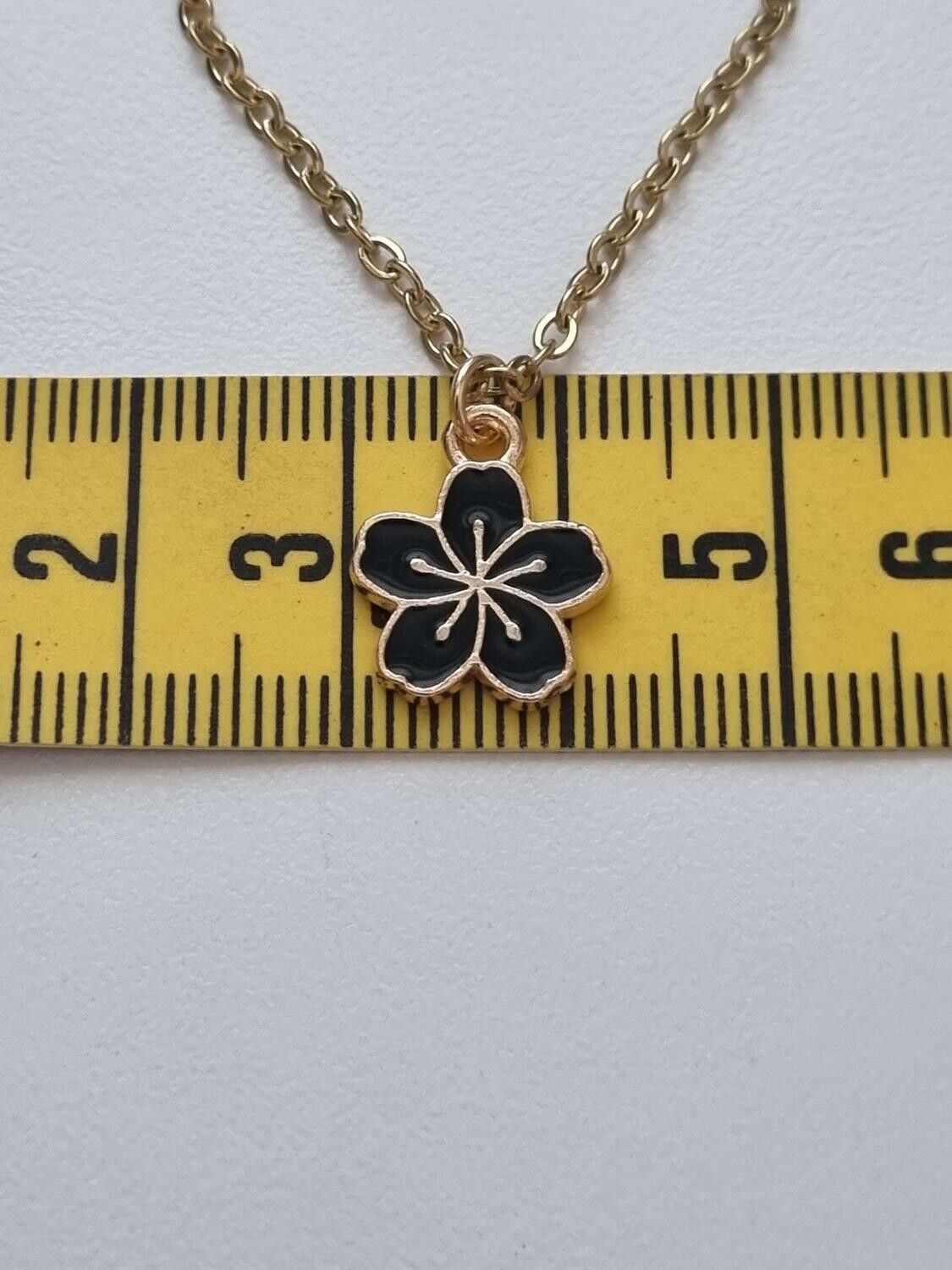 Halsband med svart blomma (50 cm lång kedja i rostfritt stål)