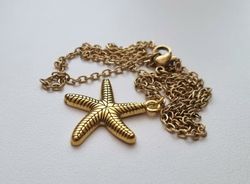 Halsband med en guldfärgad sjöstjärna (50 cm lång kedja)
