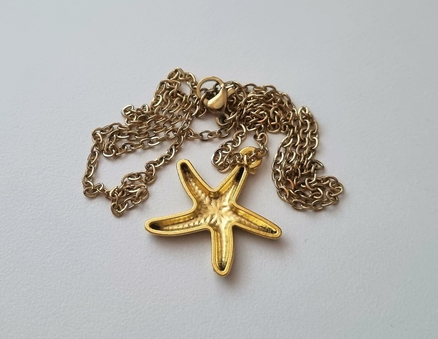 Halsband med en guldfärgad sjöstjärna (50 cm lång kedja)