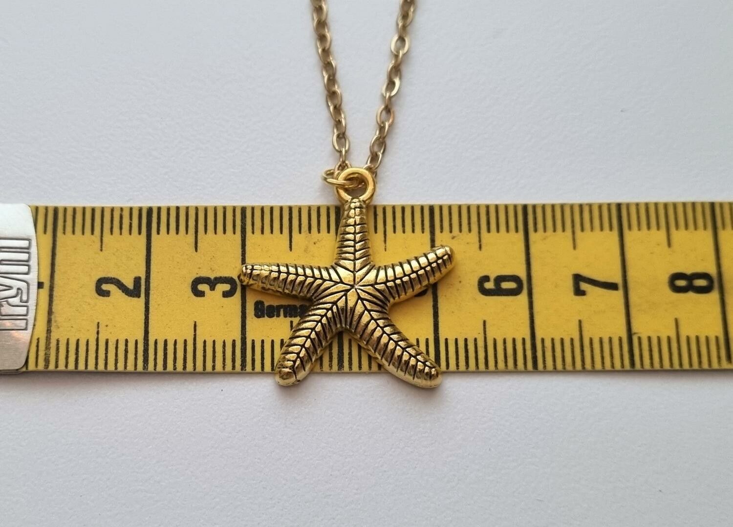 Halsband med en guldfärgad sjöstjärna (50 cm lång kedja)