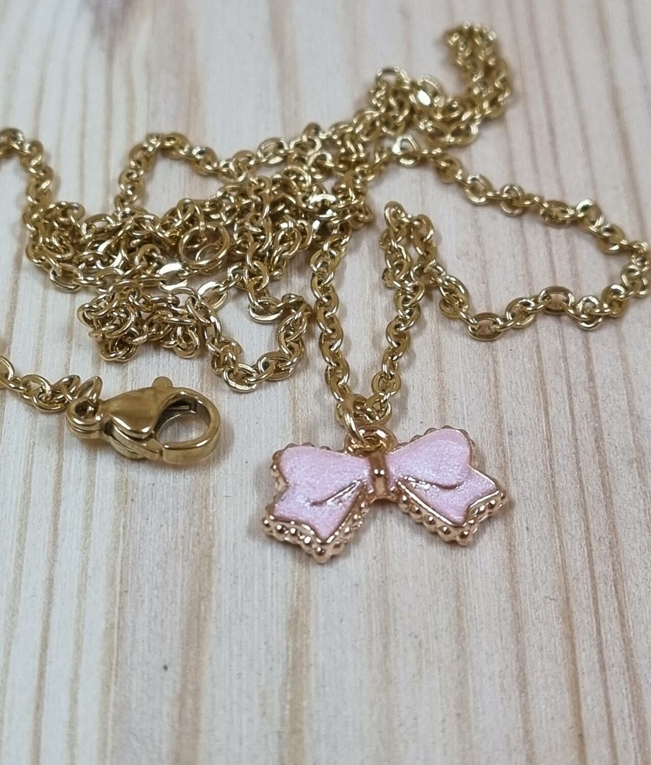 Halsband (45 cm) i rostfritt stål med söt berlock - Rosa rosett