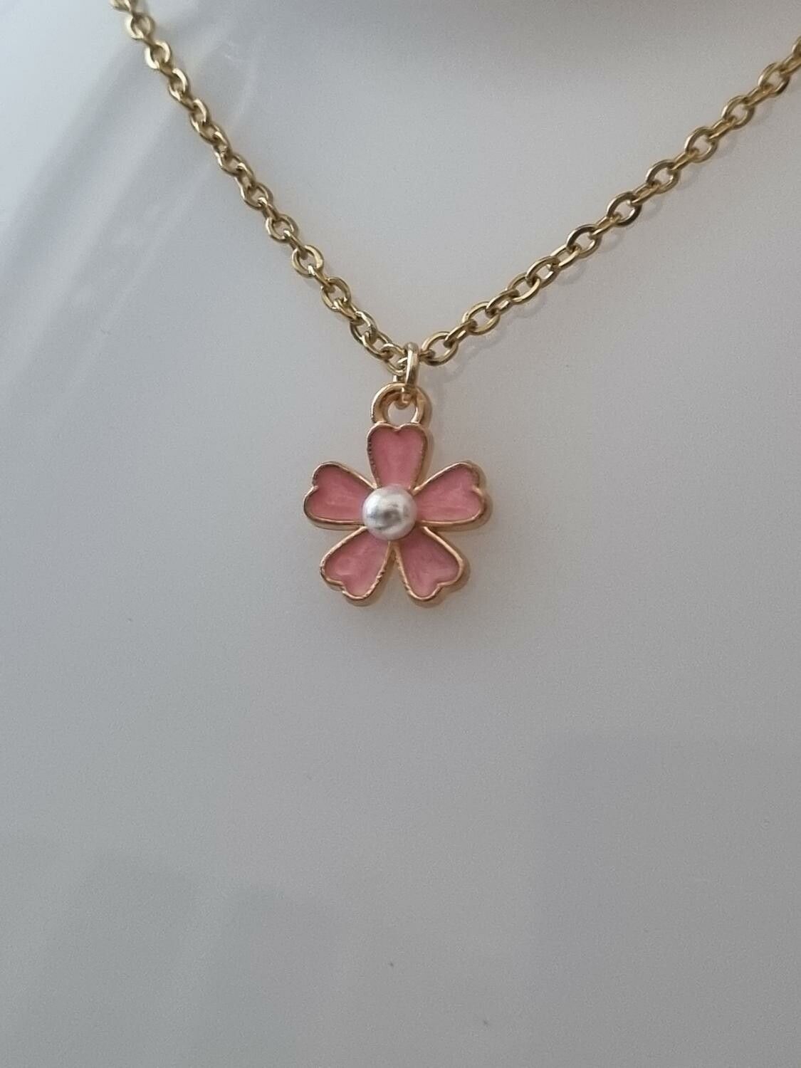 Halsband med blomma och pärla i mitten (50 cm lång kedja i rostfritt stål)