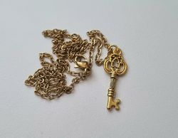 Halsband med en guldfärgad nyckel (50 cm lång kedja)