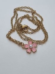 Halsband med blomma och pärla i mitten (50 cm lång kedja i rostfritt stål)