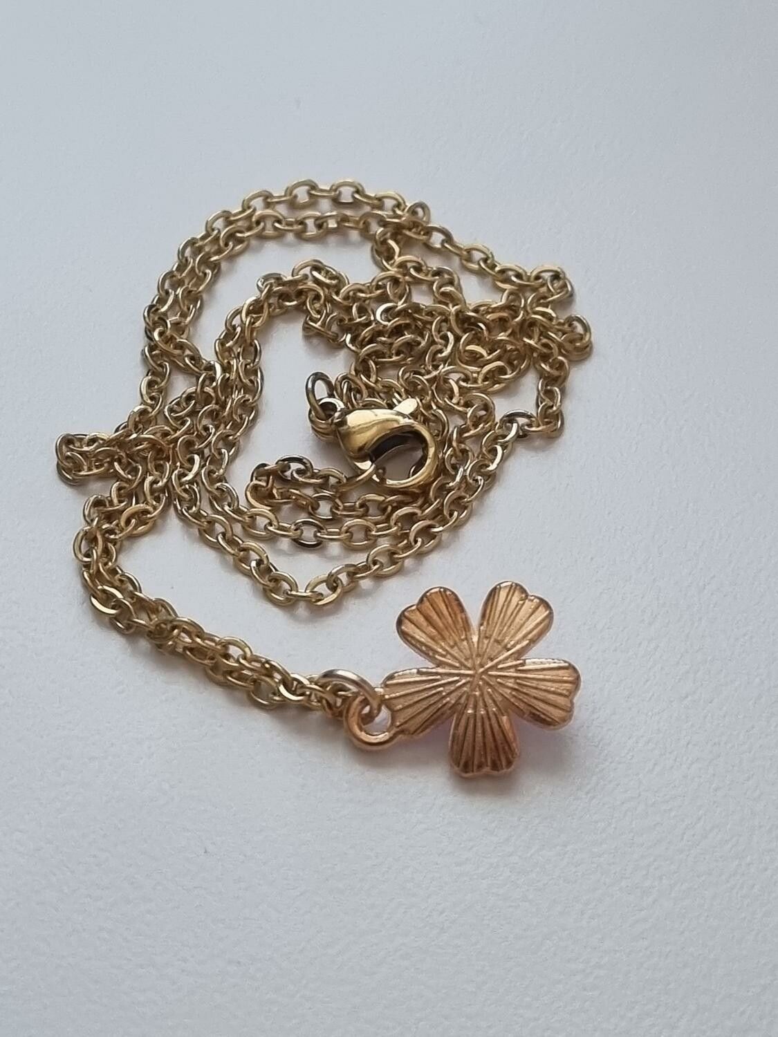 Halsband med blomma och pärla i mitten (50 cm lång kedja i rostfritt stål)