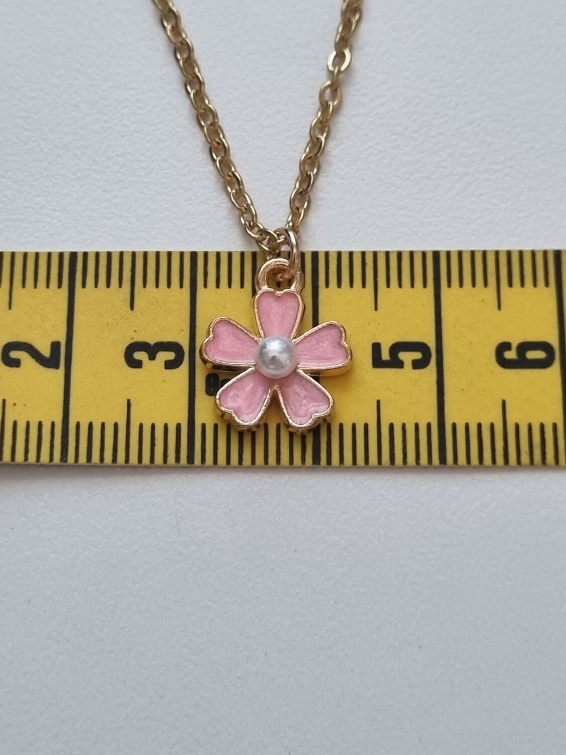 Halsband med blomma och pärla i mitten (50 cm lång kedja i rostfritt stål)