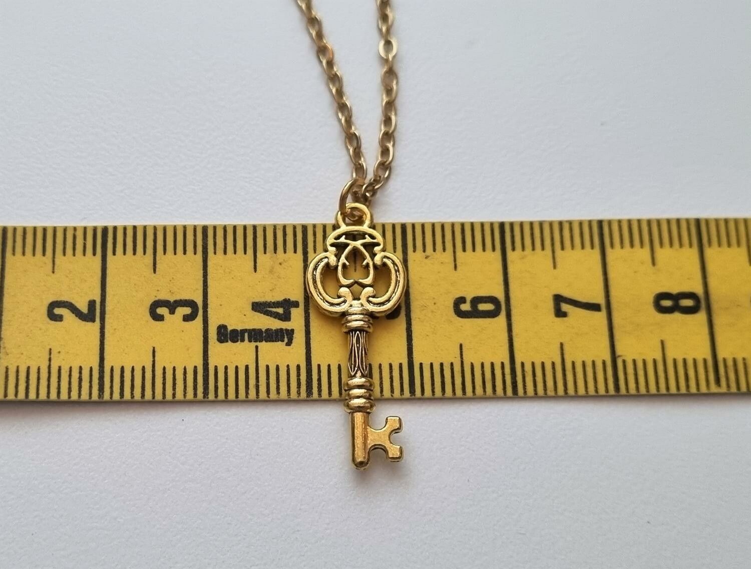 Halsband med en guldfärgad nyckel (50 cm lång kedja)