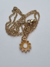 Halsband med ljusorange blomma (50 cm lång kedja i rostfritt stål)