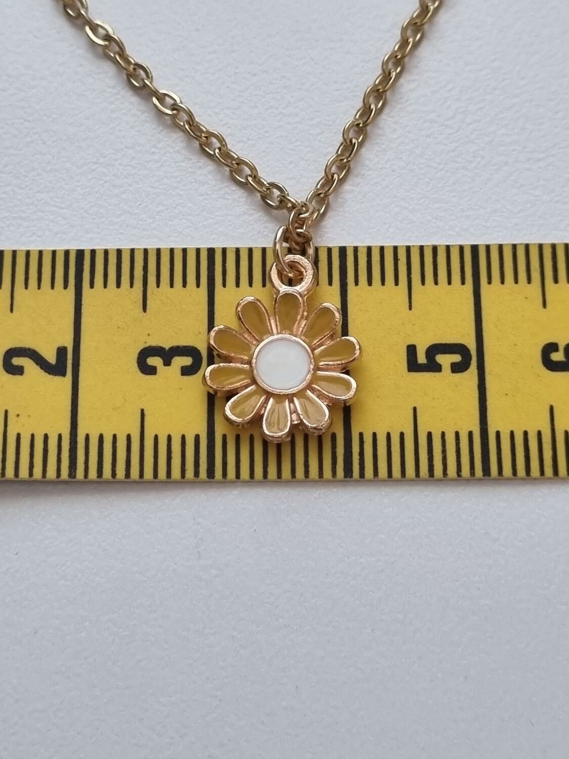 Halsband med ljusorange blomma (50 cm lång kedja i rostfritt stål)