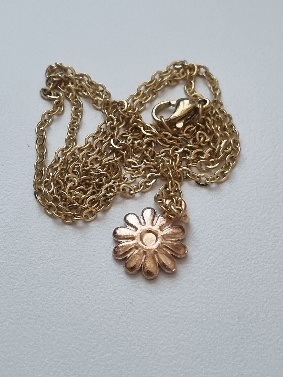 Halsband med ljusorange blomma (50 cm lång kedja i rostfritt stål)