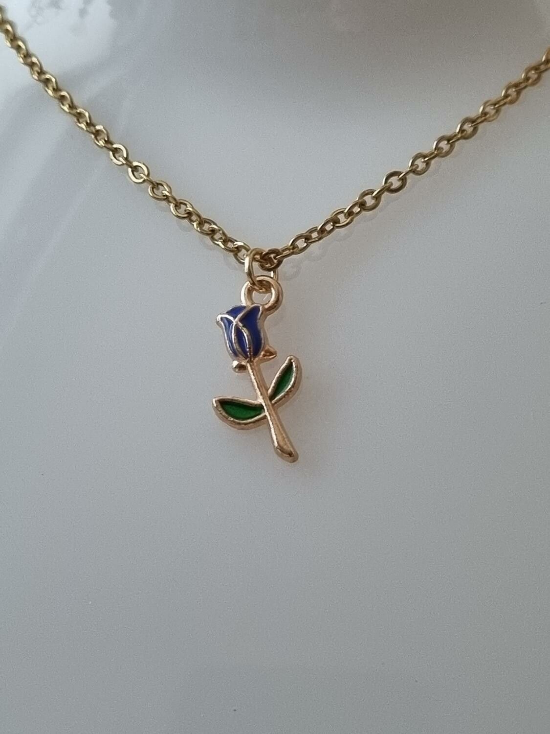 Halsband (55 cm) i rostfritt stål med söt berlock - Blå ros