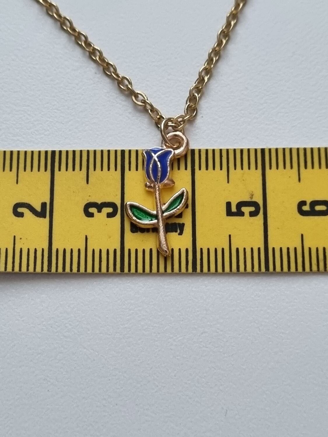 Halsband (55 cm) i rostfritt stål med söt berlock - Blå ros