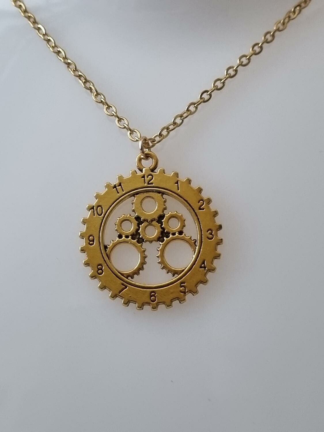 Halsband med klockberlock i steampunk (45-50 cm långt justerbart halsband)