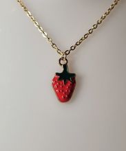 Guldfärgat halsband med en jordgubbe, berlock / charm