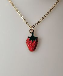 Guldfärgat halsband med en jordgubbe, berlock / charm
