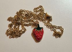 Guldfärgat halsband med en jordgubbe, berlock / charm