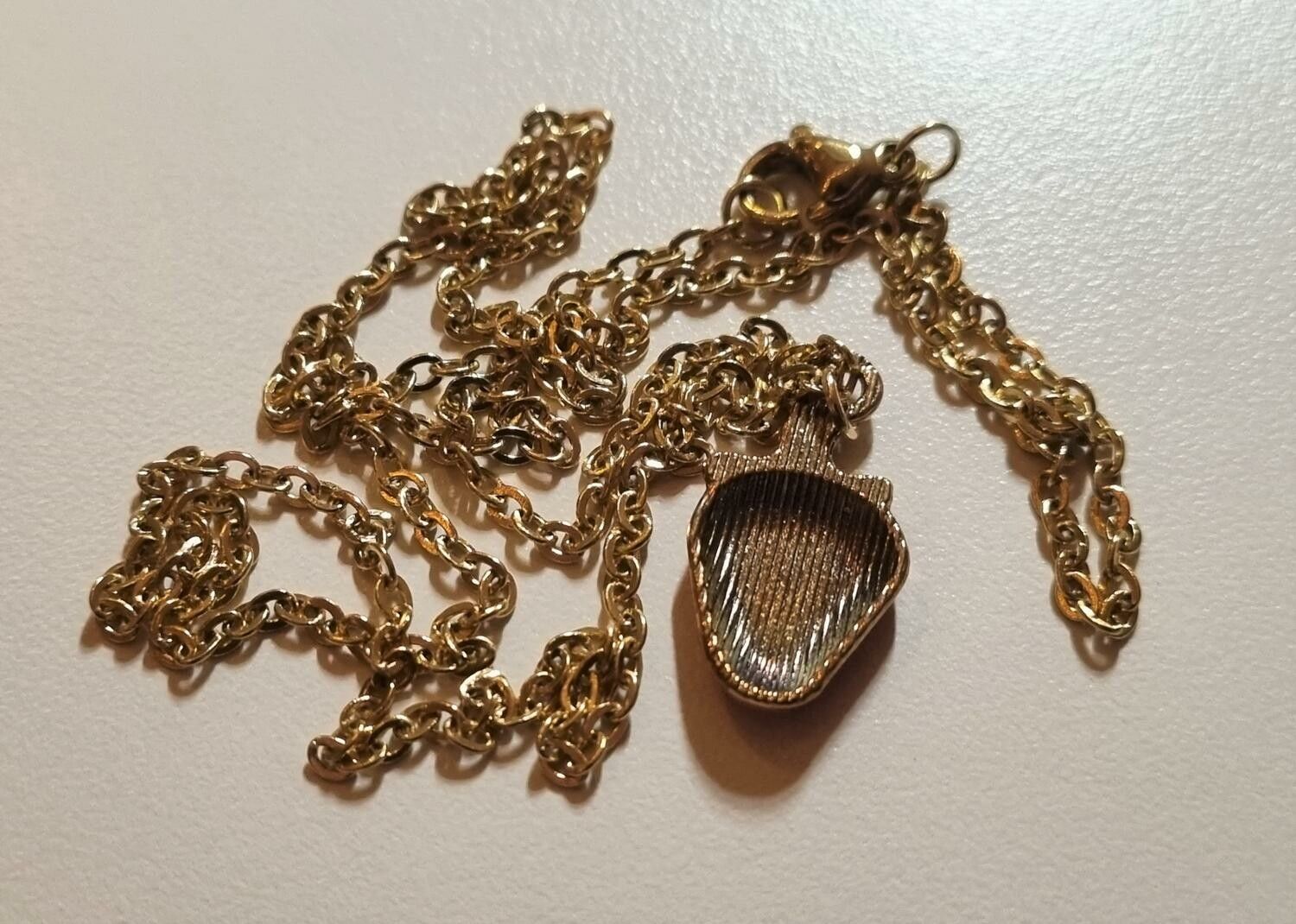 Guldfärgat halsband med en jordgubbe, berlock / charm