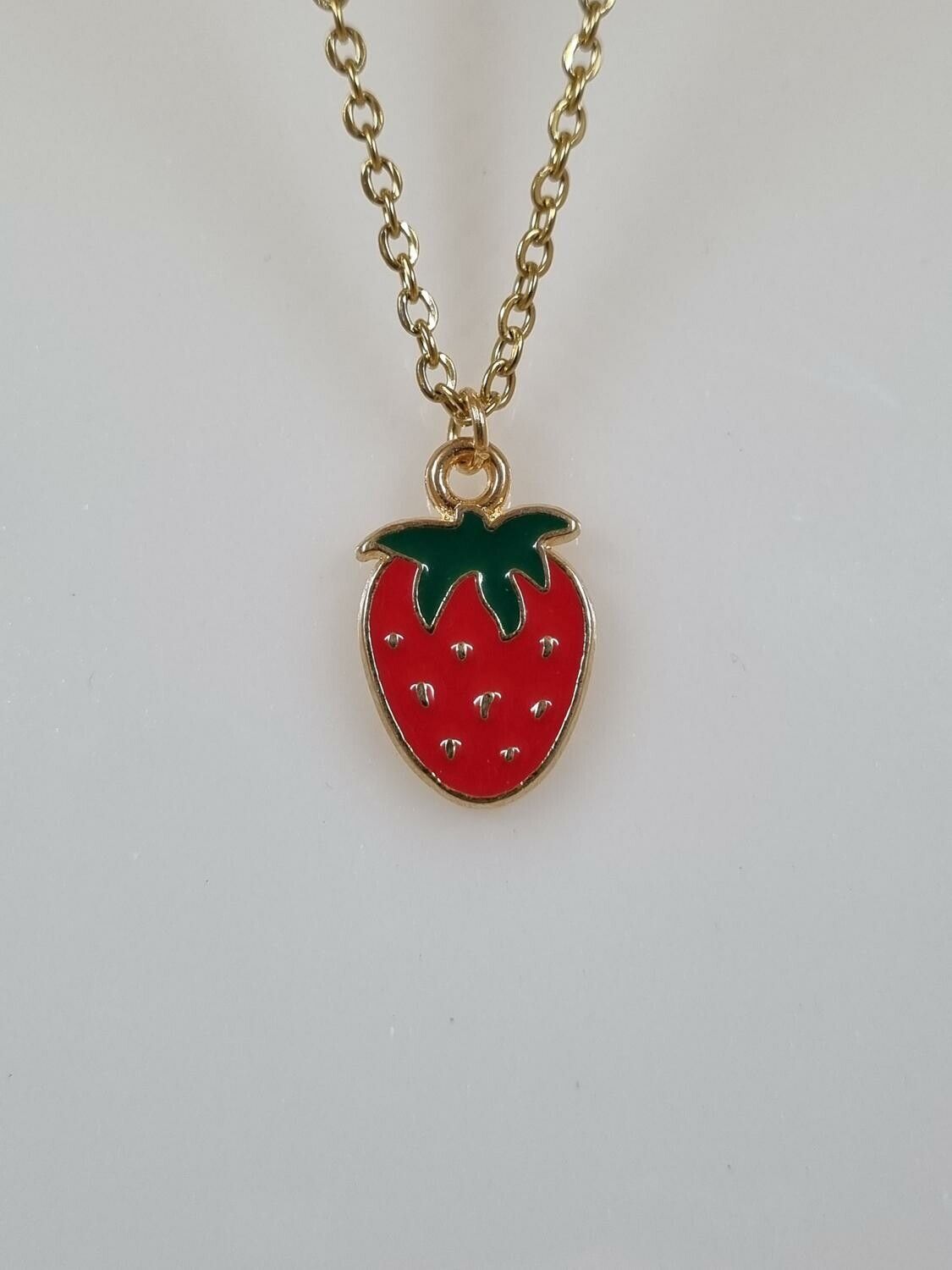 Halsband (55 cm) i rostfritt stål med söt berlock - Jordgubbe