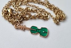 Halsband med en grön violin (50 cm lång kedja i rostfritt stål)