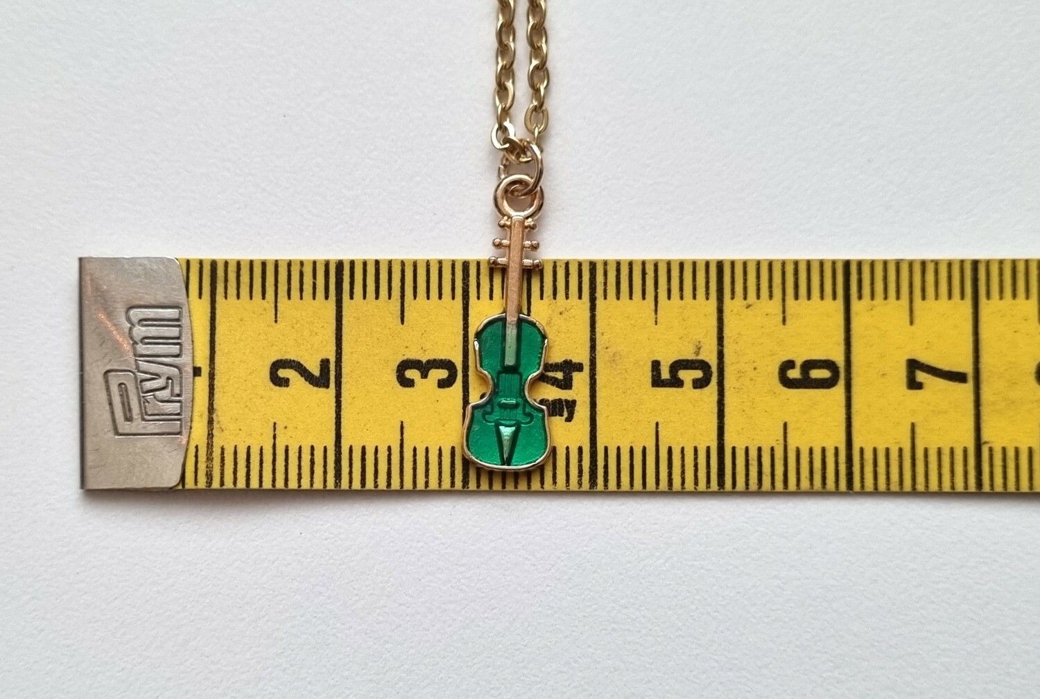 Halsband med en grön violin (50 cm lång kedja i rostfritt stål)