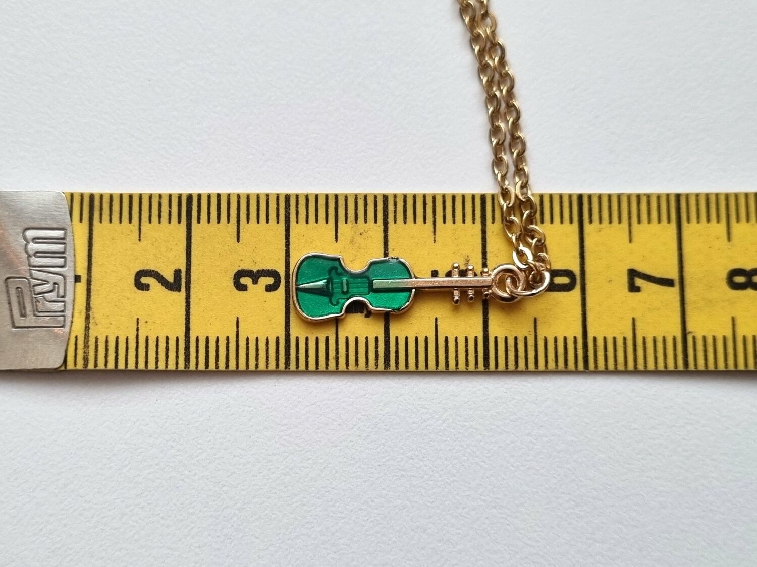 Halsband med en grön violin (50 cm lång kedja i rostfritt stål)