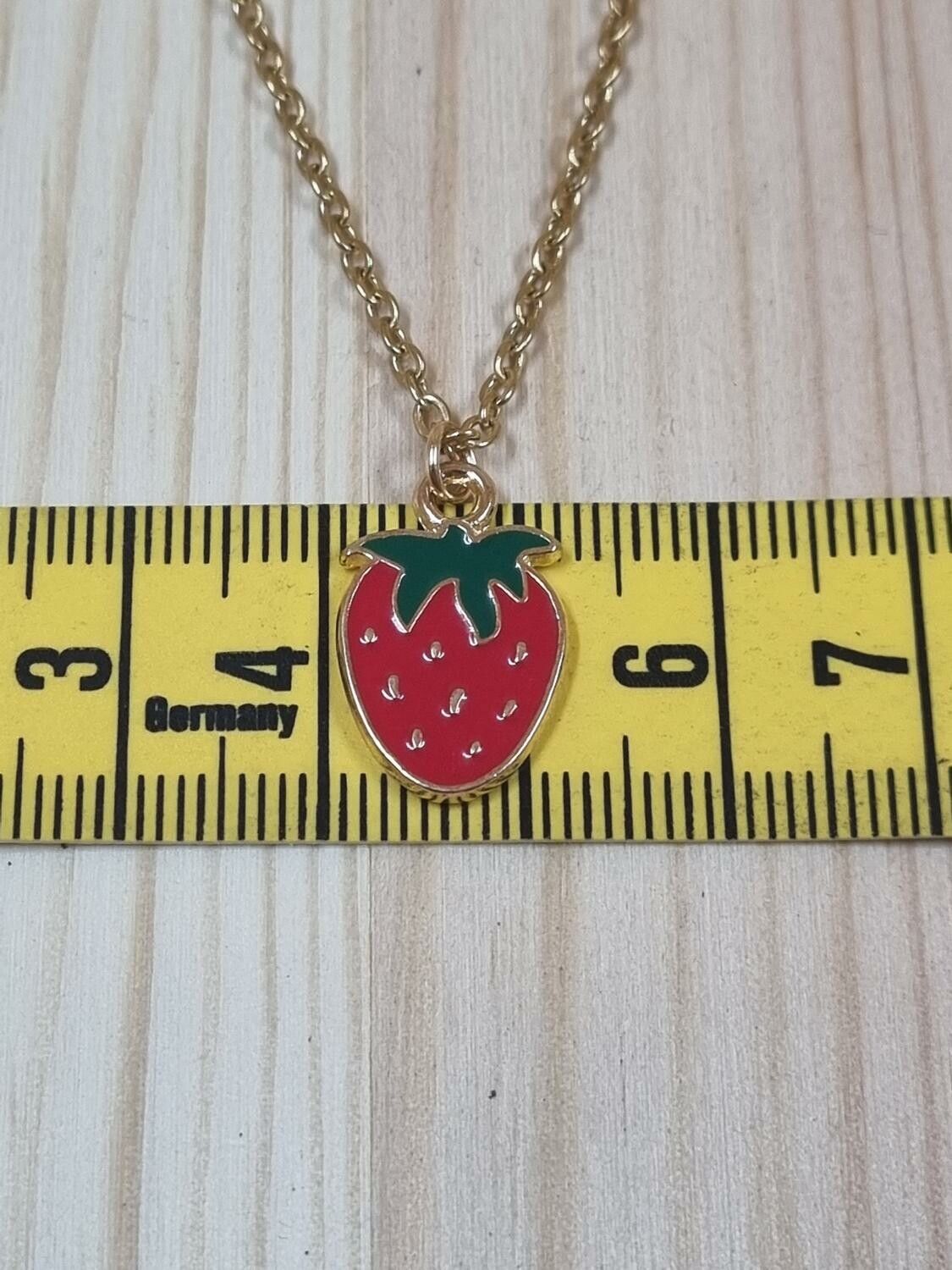 Halsband (55 cm) i rostfritt stål med söt berlock - Jordgubbe