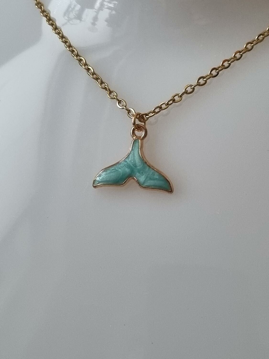 Halsband (45 cm) i rostfritt stål med söt berlock - Stjärtfena