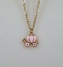 Halsband i rostfritt stål med söt berlock (50 cm) - Cinderella vagn