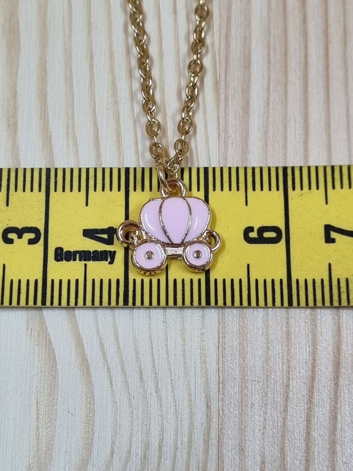 Halsband i rostfritt stål med söt berlock (50 cm) - Cinderella vagn