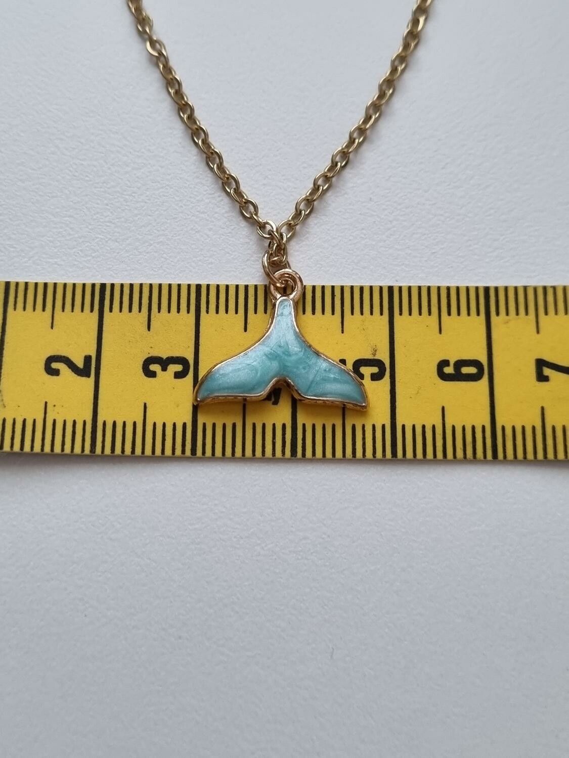 Halsband (45 cm) i rostfritt stål med söt berlock - Stjärtfena
