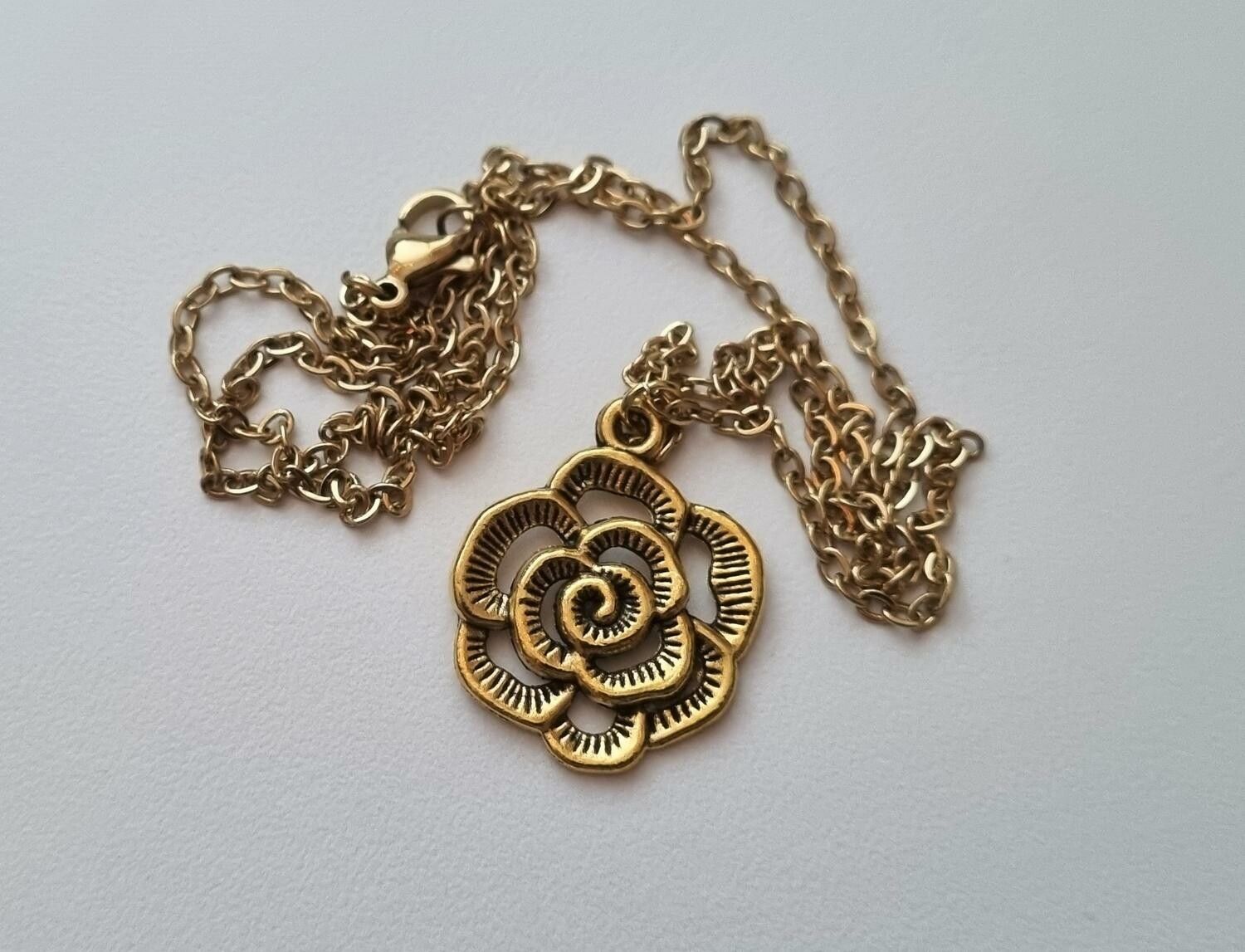 Halsband med en guldfärgad blomma (50 cm lång kedja)