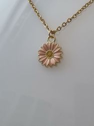 Halsband med ljusrosa blomma (50 cm lång kedja i rostfritt stål)