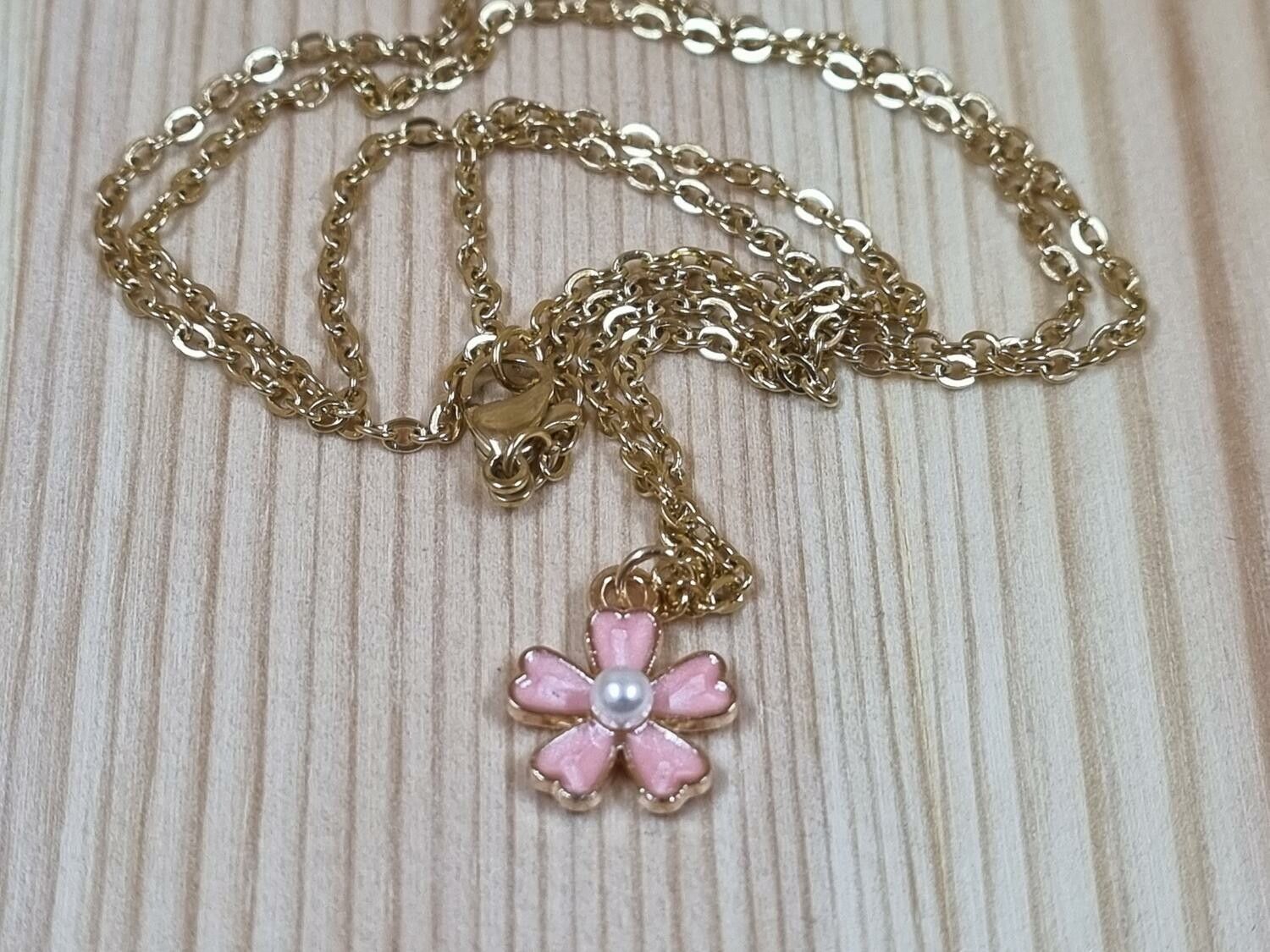 Halsband (50 cm) i rostfritt stål med söt berlock - Rosa blomma