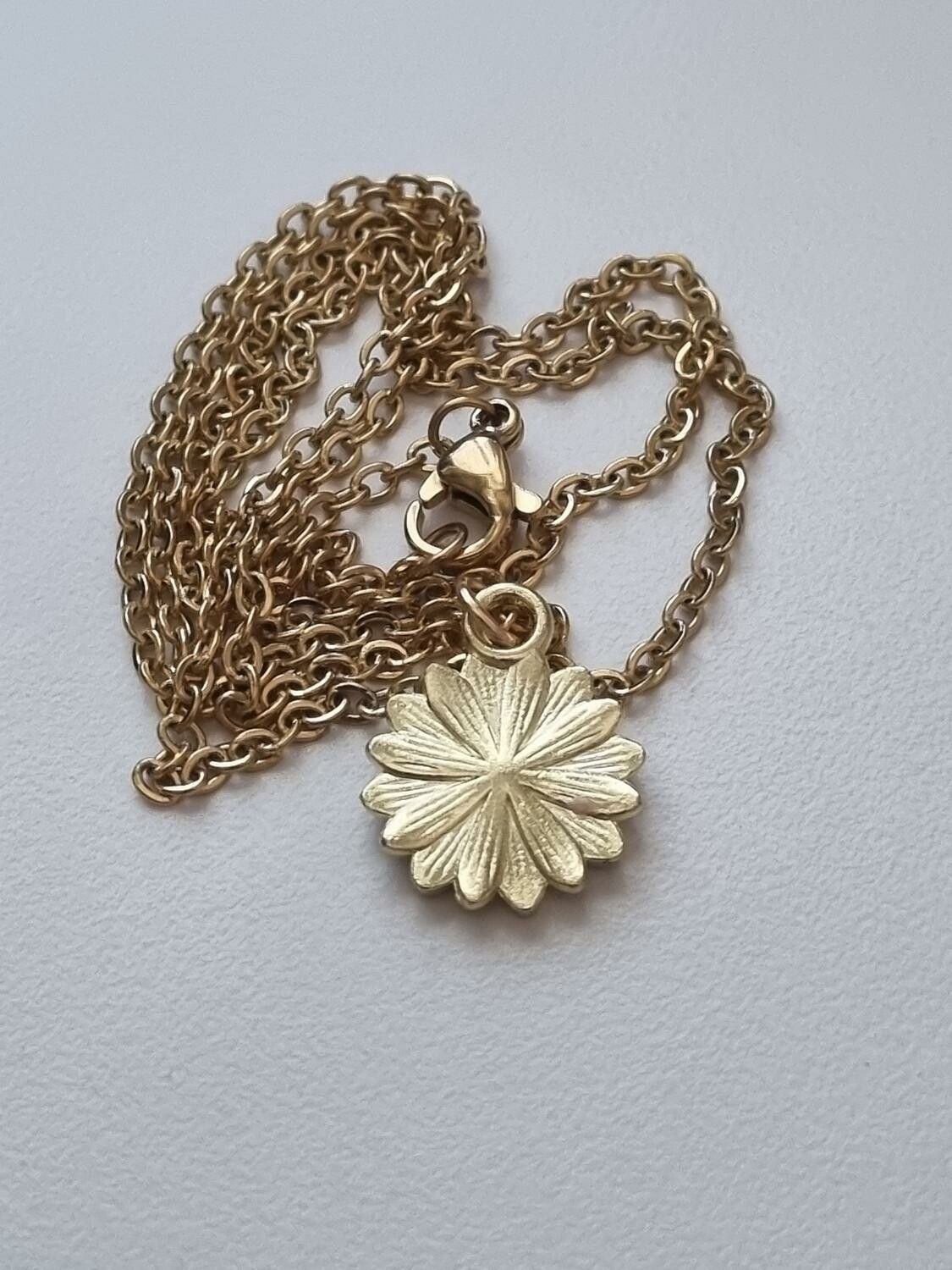 Halsband med ljusrosa blomma (50 cm lång kedja i rostfritt stål)