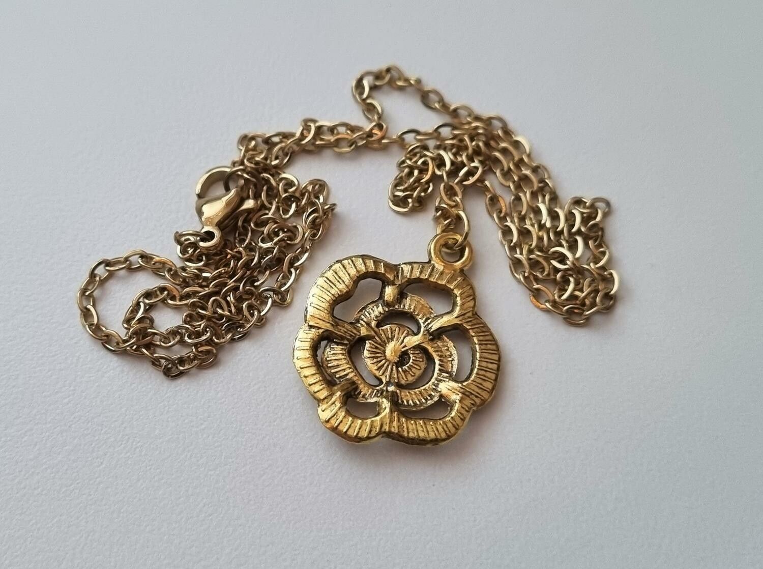 Halsband med en guldfärgad blomma (50 cm lång kedja)