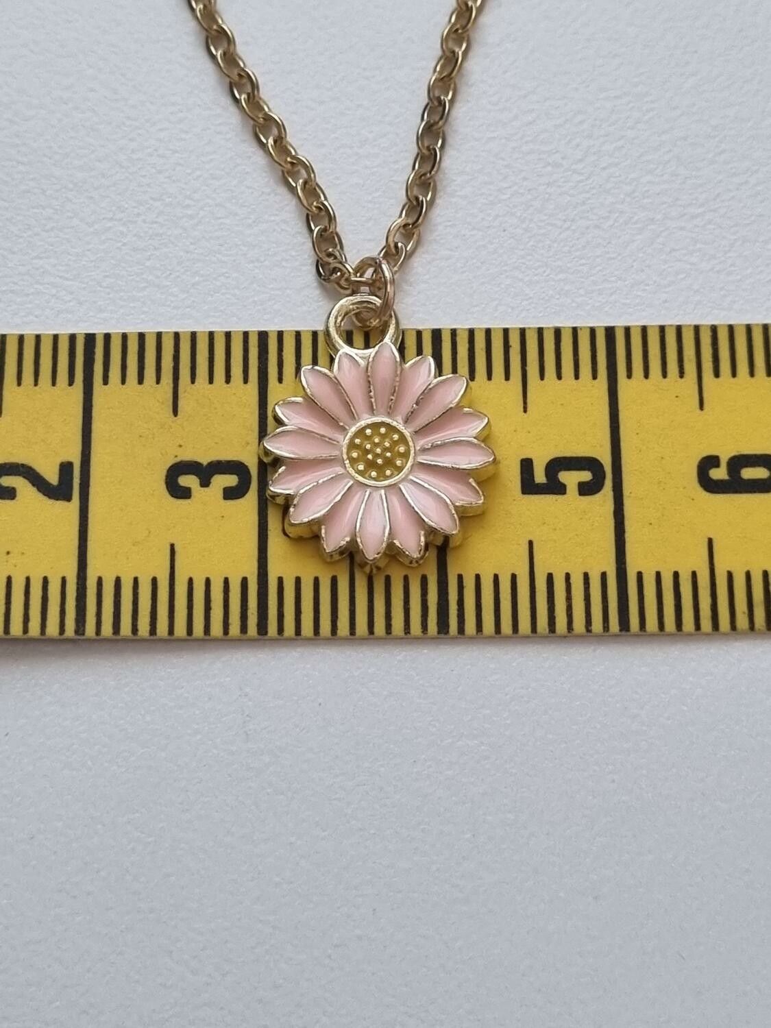 Halsband med ljusrosa blomma (50 cm lång kedja i rostfritt stål)