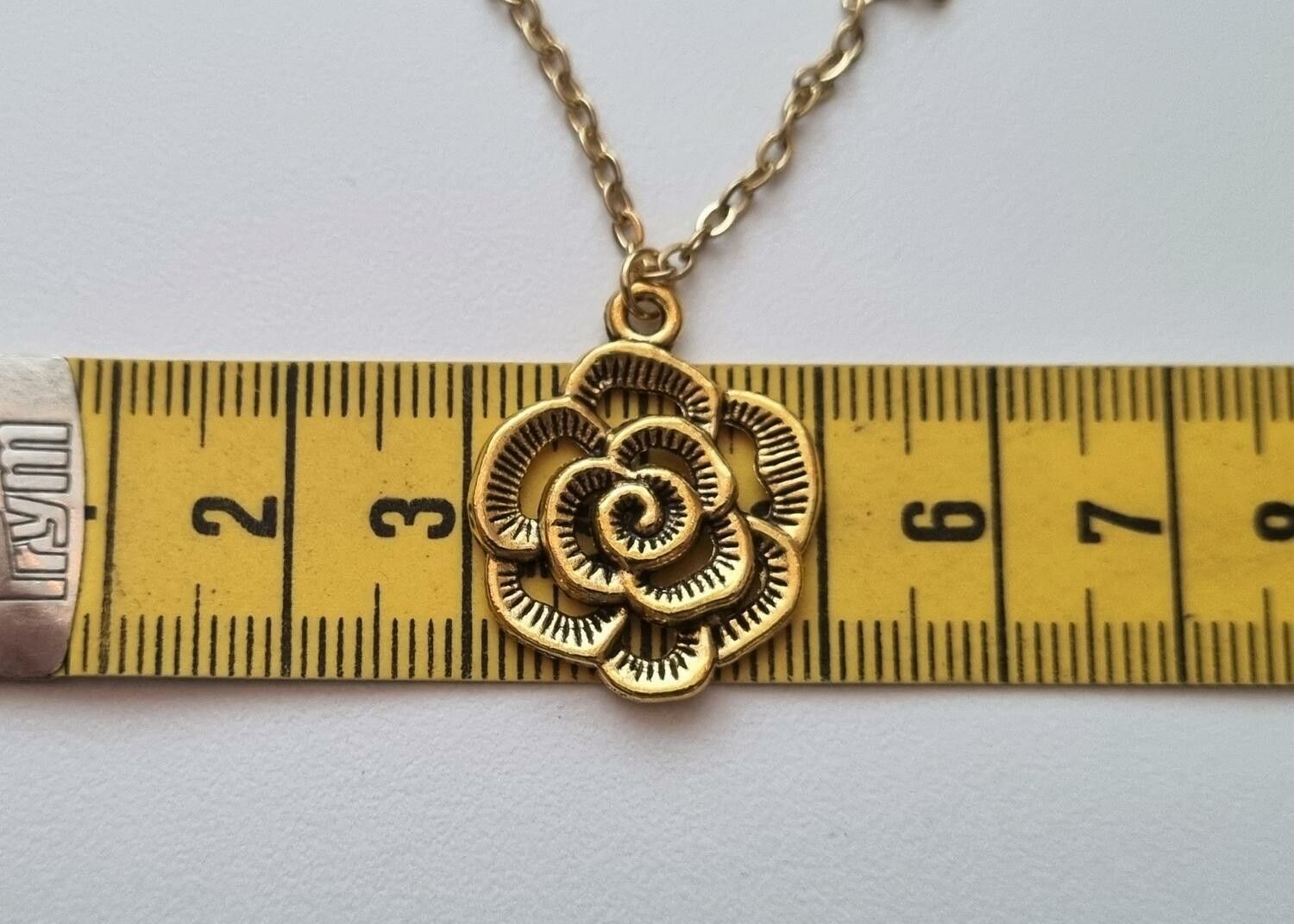 Halsband med en guldfärgad blomma (50 cm lång kedja)